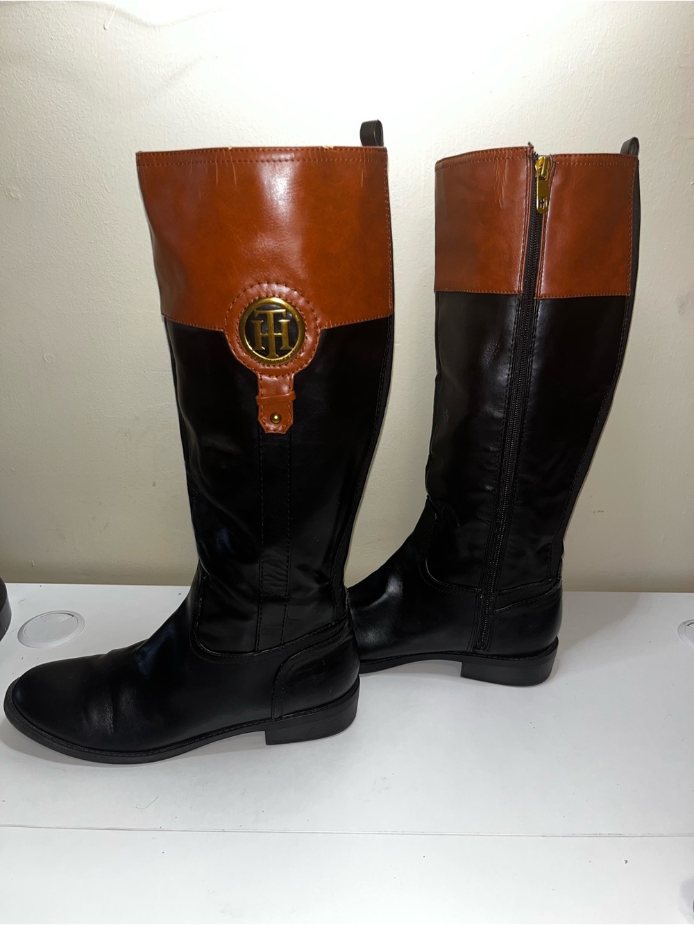 Tommy Hilfiger ILIA4 Equestrian Tall Boots Black Brown Size 9 Gold Hardware